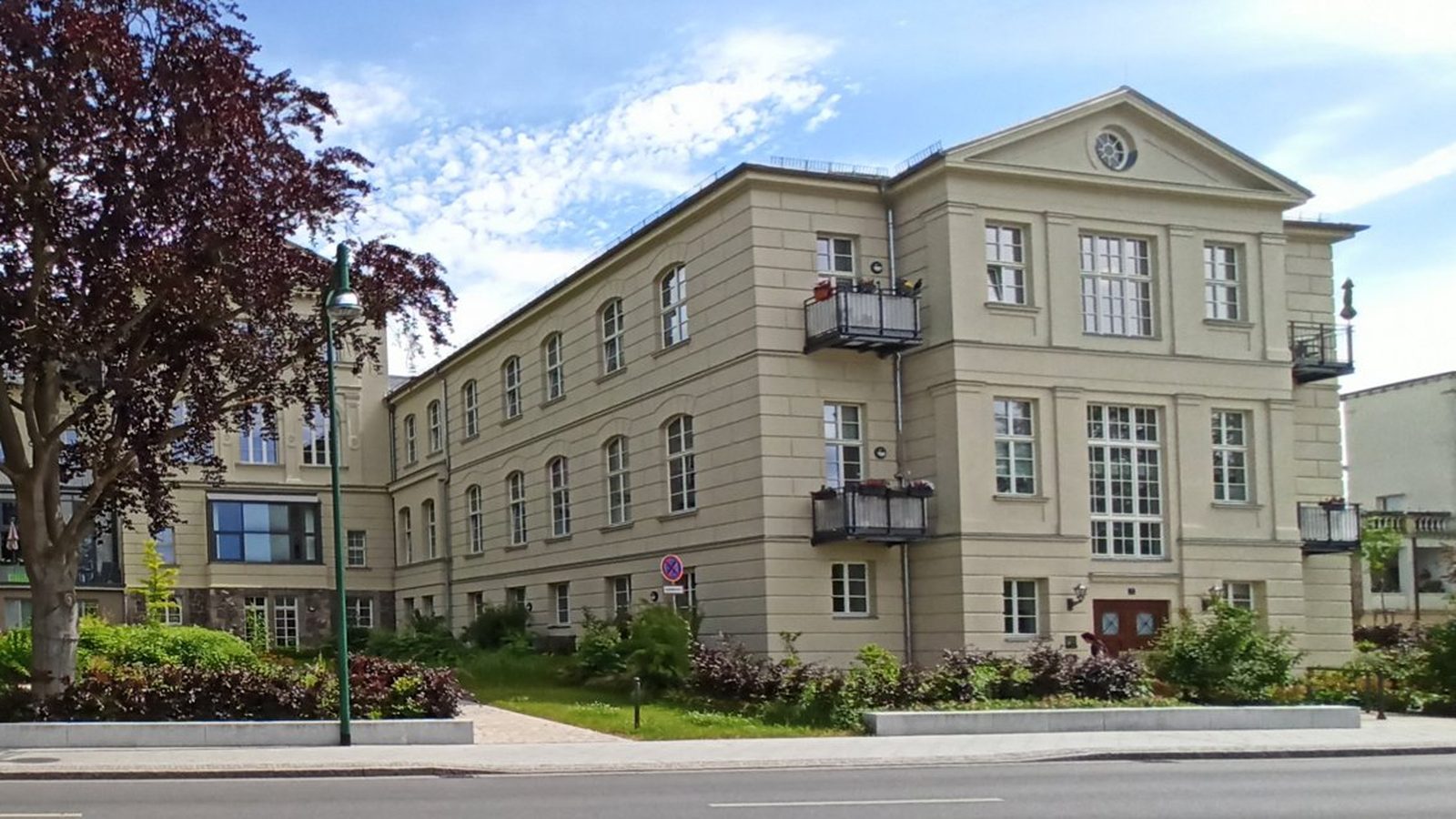 Carolinenstift Neustrelitz – sanierte Fassade mit Putz- und Stuckarbeiten