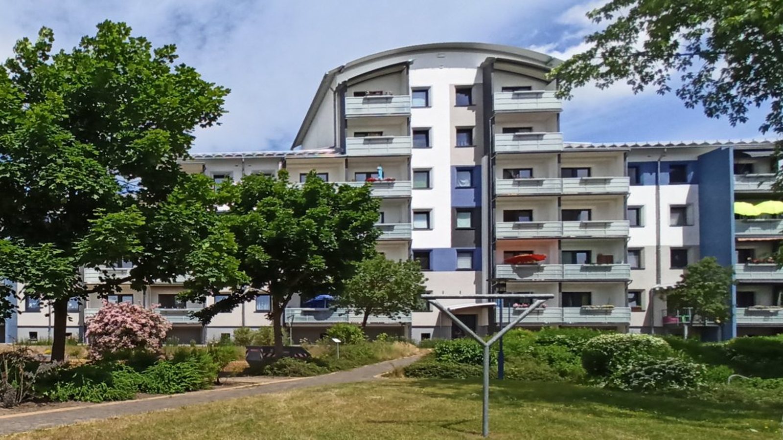 Plattenbauten in der Heinrich-Mann-Straße, Neustrelitz, mit Balkonen