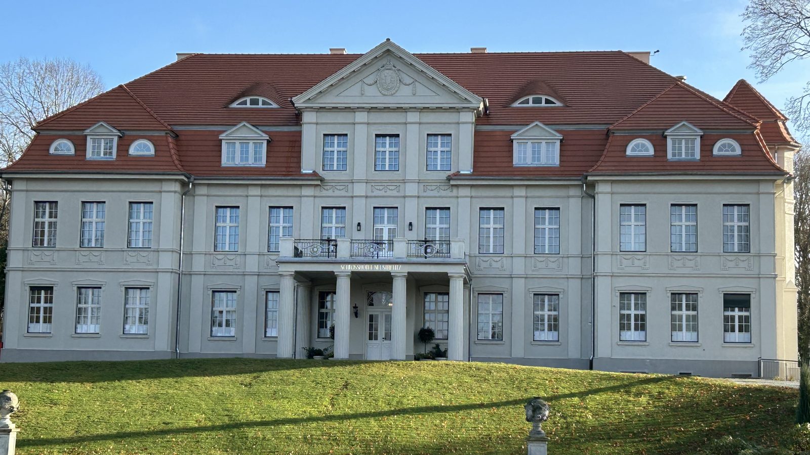 Schlosshotel Neustrelitz, Parkstraße – sanierte Fassade
